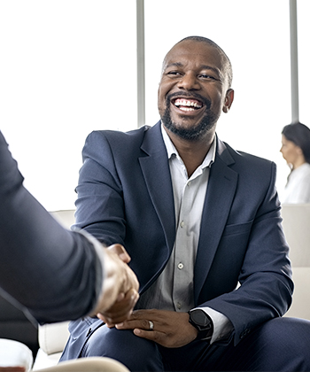 homem apertando as mãos